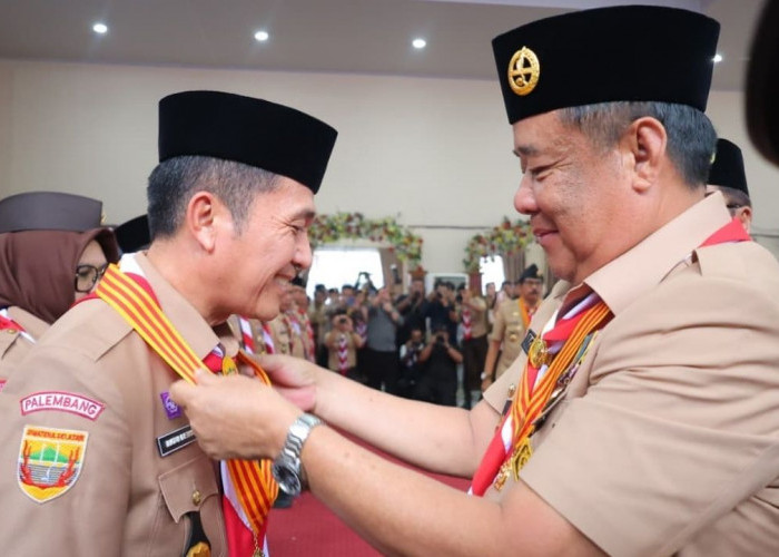 Dari Sekda Hingga Wali Kota: Kiprah dan Pengabdian Ratu Dewa Dianugerahi Lencana Melati Pramuka