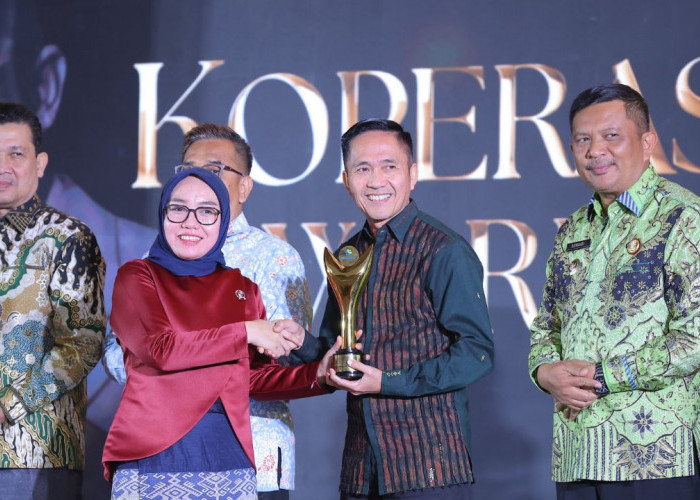 Dedikasi Kembangkan Koperasi, Ratu Dewa Sabet Penghargaan Bakti Koperasi Nayaka Mahambara