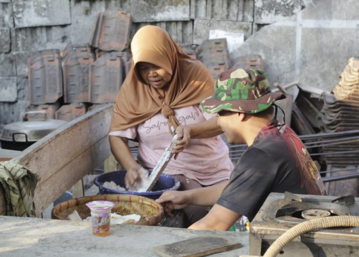 Momen Hangat TMMD Salatiga: Sertu Khundori Turun ke Dapur Bantu Warga Masak Nasi di Desa Cukil