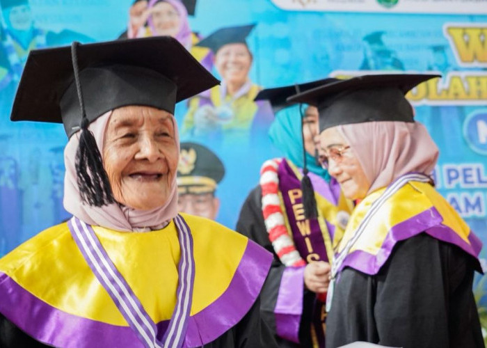 Lucu dan Bikin Gemes, 25 Lansia Ikut Wisuda di Babat Supat