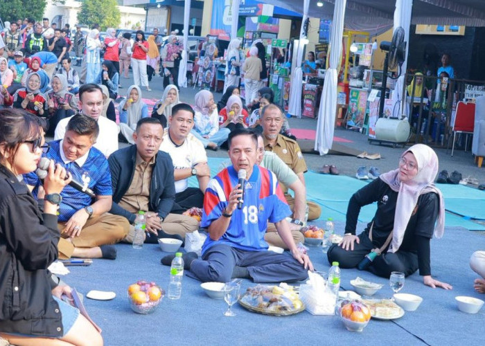 Ratu Dewa Nobar Piala Dunia 2026, Lesehan dengan Suguhan Kopi Hangat