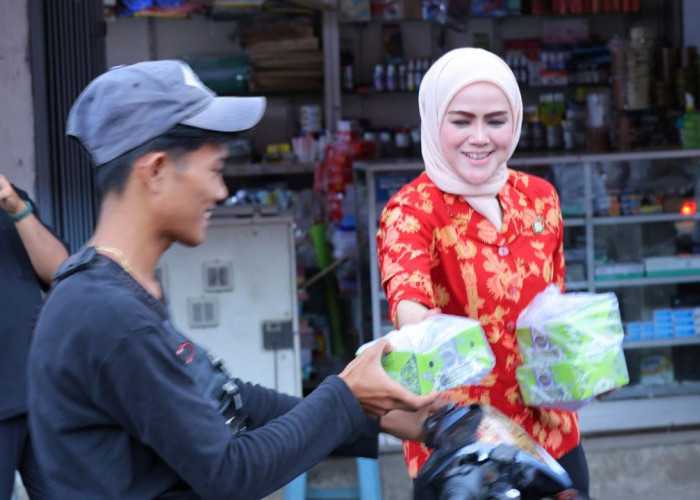 Pegawai Diskominfo Palembang Bagi Takjil Jelang Berbuka Puasa