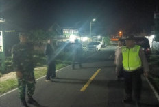 Babinsa Koramil 405-07 Tanjung Sakti Bersama Polsek dan Warga Patroli Keamanan Lingkungan