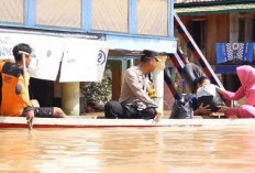 Distribusikan Sembako Bantuan Kapolda Sumsel, Kapolres OKU dan Bhayangkari Berperahu Sampan, Ini Penampakannya