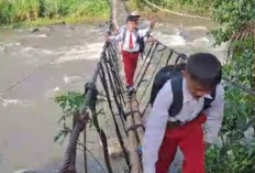 Pasca Kejadian Banjir Bandang, Warga Gunung Karto Lahat Seberangi Jembatan Seutas Bambu