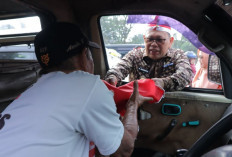 Bagikan Ribuan Bendera, Pj Walikota Palembang Ajak Masyarakat Nyalakan Semangat Kemerdekaan RI   