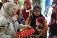 Kepedulian Pemeritah Kecamatan, Pejabat Ini Salurkan Bantuan Sembako di Kegiatan TMMD ke-128