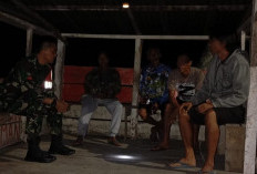 Babinsa Koramil 405-11 Tanjung Sakti Berdiskusi Bersama Petugas Ronda Malam, Ini Buktinya 