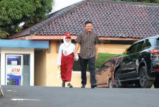 Hari Pertama Sekolah, Bupati Enos Jadi Teladan Lewat Gerakan Ayah Mengantar Anak