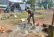 Anggota Satgas TMMD 128 Aduk Adonan Semen dan Campur Bahan Baku Kerjakan Sasaran Fisik