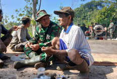 Momen Keakraban TNI dan Warga Cukil di Pelaksanaan TMMD Reguler ke-129