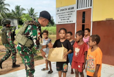 Gara-gara Sambut Hari Yang Satu Ini, Anak di Kampung Naga Dapat Kado Dari Satgas Yonif 144 Jaya Yudha