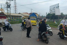 Ciptakan Keamanan Dan Keselamatan, Polisi Giat Pelayanan Pagi dengan Bantu Anak Sekolah Menyebrang Jalan