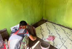 Penuh Ketelitian, Ini Cara Satgas TMMD Kodim Lahat Pasang Keramik Lantai Poskamling