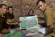Pemdes Talang Batu Salurkan BLT dan Honor Kader Kesehatan