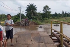 Bertahan Sehari Semalam, Jembatan Lubuk Rukam-Muara Kumbang di Ogan Ilir Kembali Ambruk