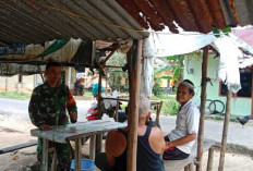 Babinsa Koramil 431/02 Muntok Melaksanakan Monitoring dan Komsos di Desa Binaannya