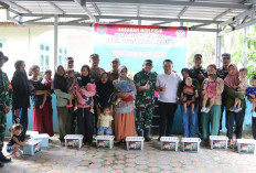 Intervensi Stunting, Satgas TMMD Kodim Basel dan Mabesad Beri Makanan Tambahan bagi Warga Pulau Lepar