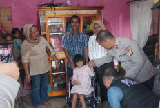 Mengharukan, Kapolres Ogan Ilir Bantu Anak Disabilitas Kursi Roda dan Sembako
