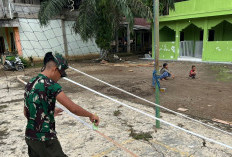 Anggota Satgas TMMD 128 Cat List Plafon Mushola Ar-Rasyid Lubuk Tampang Lahat 