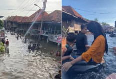 Warga Petaling Bermain Ban Renang di 'Ayik Dalam' Jalan Desa, Sudah 1 Bulan Banjir Tak Kunjung Surut!