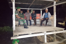 2 Anggota Babinsa Koramil 405-11 Tanjung Sakti Kompak Jaga Kamtibmas Bareng Warga