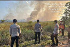 Lahan Gambut Terbakar di Ogan Ilir, Polisi Turun Tangan Lakukan Pemadaman