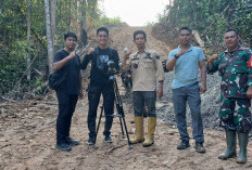Usai Shooting Video dan Take Foto, Kru Dokumentasi TMMD 128 Sempatkan Swafoto dengan Anggota Satgas dan Kades 