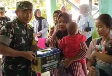 Staf PJO TMMD Berikan Sembako ke Warga di Desa Sasaran Fisik Program TMMD Kodim Lahat