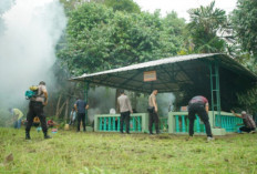 Jaga Situs Sejarah dan Warisan Budaya, Polres OKI Gotong Royong Bersihkan Makam Puyang di Sungai Sodong