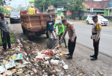 Polisi Bersih-bersih Lingkungan di Indralaya Utar, Jalankan Program Kapolda Sumsel