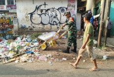 Peduli Kebersihan Lingkungan, Babinsa Koramil Makrayu Bersih-Bersih Sampah di Kecamatan Ini