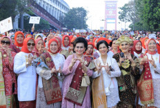 Palembang Cetak Sejarah! Ribuan Perempuan Berkebaya Songket Kompak Padati Jembatan Ampera Pagi Ini!