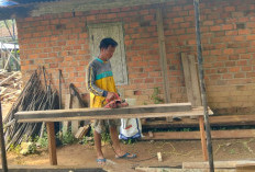 Ingin Hasil Kayu Halus dan Berkualitas, Anggota Satgas TMMD 128 Gunakan Alat Modern 