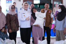 Bantuan Pangan Beras Pemerintah Cair, Netta Indian Bagikan Lansung untuk Warga Dua Desa di Betung