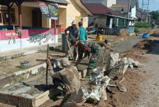 Memperbaiki Jalan Rusak, Ini Cara Dilakukan Babinsa dan Warga Tanjung Labu