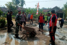 Bukti TNI AD Hadir di Masyarakat, Babinsa Ini Bantu Warga Cor Halaman Kantor Desa