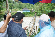 Bupati Lahat Tinjau Langsung Kondisi Jembatan Gantung, Kades Gunung Karto: Darurat dari Bambu