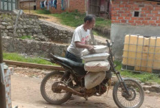 GERCEP! Warga Lampar Baru Angkat Semen Gunakan Motor, ke Lokasi Rehab RTLH TMMD Kodim Lahat