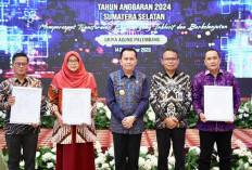 Pj Gubernur Agus Fatoni Serahkan DIPA Petikan dan Buku Alokasi TKD Tahun Anggaran 2024 kepada Bupati/Walikota 