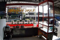 Waduh! Sebuah Mobil Calya di Palembang Tabrak Gerobak Gorengan dan Siomay, Apa Penyebabnya