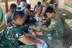 Makan Nasi Bungkus Bersama, Tanda Kehangatan Anggota Satgas TMMD dan Warga Terlihat Jelas