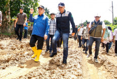 Perdana! Pj Bupati Sandi Fahlepi Tinjau Jalan Rusak di Jirak Jaya, Komitmennya Bikin Hati Warga Tersentuh