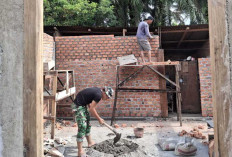 Kembali Kerjakan Rehabilitasi RTLH, Beginilah Sinergi Satgas TMMD ke-128 Kodim 0405 Lahat Bersama Tukang