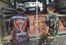 2 Anggota Satgas TMMD 128 Turunkan Material Batubata di Lokasi Rehab RTLH 