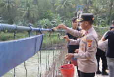 LUAR BIASA!Polres Lahat dan Warga Gotong Royong Perbaiki Jembatan Gantung Negeri Agung, Ini Buktinya 