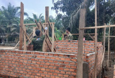 Tambah Kayu Penahan, Agar Kusen Jendela dan Pintu Poskamling TMMD 128 Tidak Bergeser