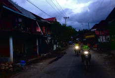 Kendarai Sepeda Motor, 2 Babinsa Koramil 405-05 Pendopo Patroli Lingkungan