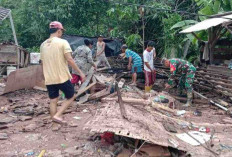 Aksi Sigap, Prajurit Kodim 0421/Lamsel Wilayah Kodam II/Swj Bantu Evakuasi Rumah Warga Roboh