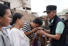 Rasakan Duka Mendalam, Ratu Dewa Berikan Bantuan Korban Kebakaran di Puncak Sekuning Palembang